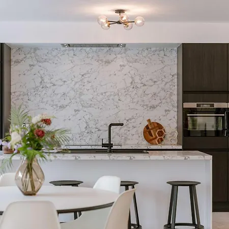 Daire Huswell - Modern 3-bedroom With Family-friendly Touches